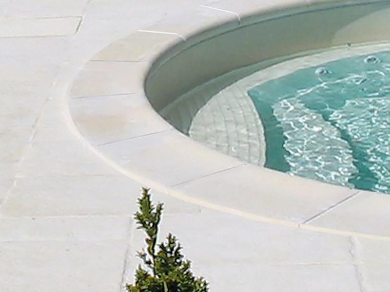 Margelles piscine pierre reconstituée Poupelin