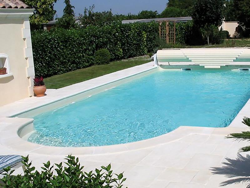 Margelles piscine pierre reconstituée Poupelin